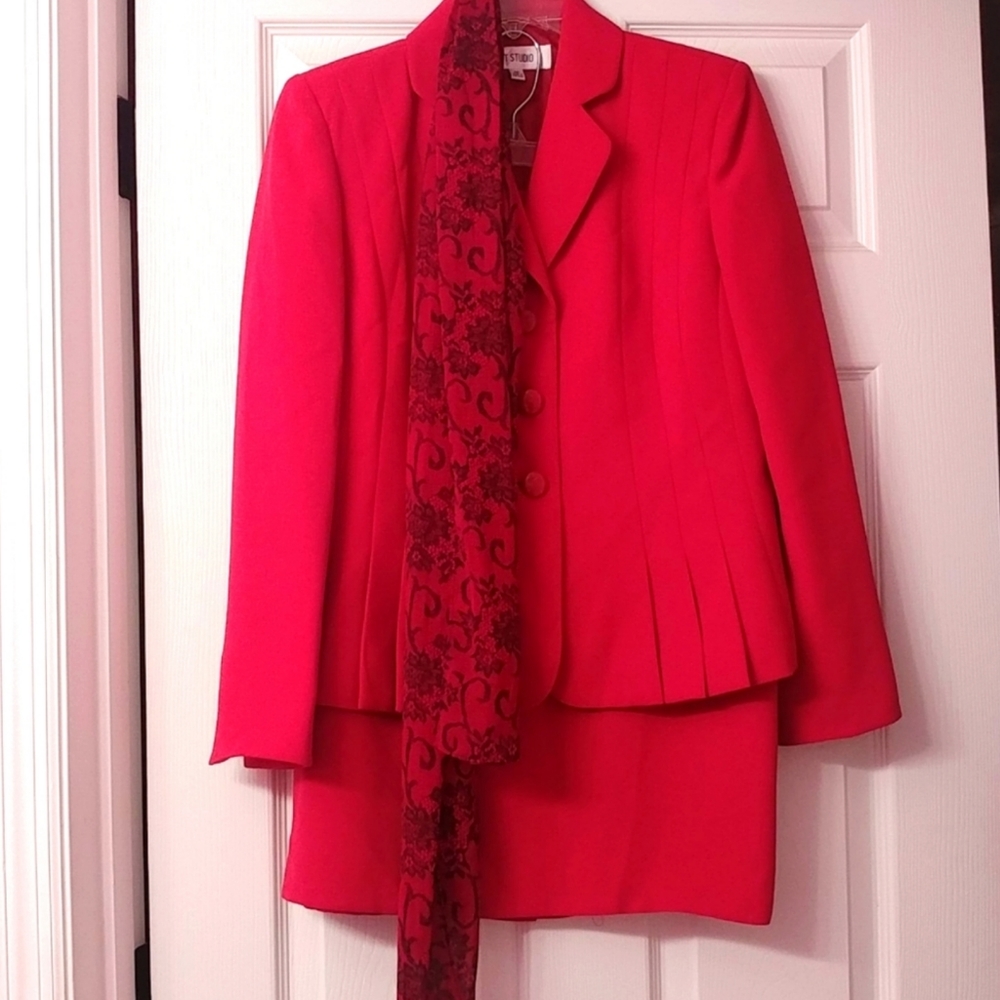 SUIT STUDIO 6P Bright Pink Ladies 3 Piece Suit